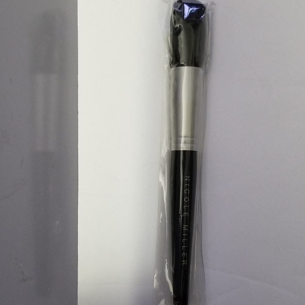 Nicole Miller powder brush